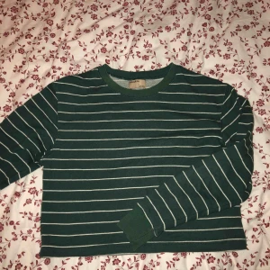  - Croppad tröja från Pull&bear som är randig och mycket söt.