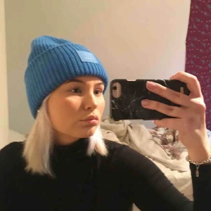  - Säljer min fina acnemössa som är köpt i februari detta år. Nypris ca 1200kr, färgen är aqua blue. Den är sparsamt använd vilket också är anledning till att jag väljer att sälja den. Fler bilder kan skickas, frakt tillkommer på 42kr💖💖