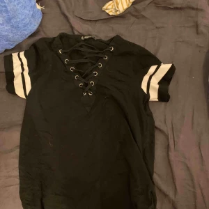  - Gammal tröja. Köpt två år sedan på New Yorker. Använd ett fåtal gånger för några år sen, med sedan bortglömd. Hämtas upp i Örebro. 