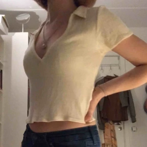  - Beige tröja från Urban Outfitters! Storlek M men passar helt ok på mig som är XS-S. Möts upp i Stockholm!