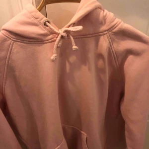  - Rosa jättesöt hoodie från bikbok. Nästan helt ny🤩 Jätteskön och passar allt mellan S-L pga hur man vill ha passformen, kontakta vid intresse💓💓