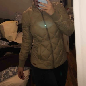  - Snygg beige dunjacka från PeakPerformance. Använd ca 2-3 gånger då den inte riktigt var min stil utan mer än ett impulsköp. Snygg passform. Orginalpris: 1250kr 