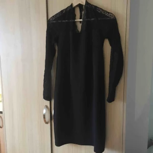  - Spetsklänning/cocktailklänming från Vila. Aldrig använd. 