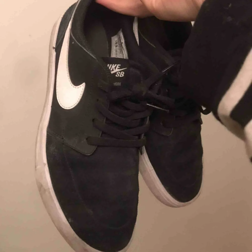 Nike SB skor, använda men inga skador eller så bara lite smutsiga   Kan möta upp i Lund och Malmö. Skor.