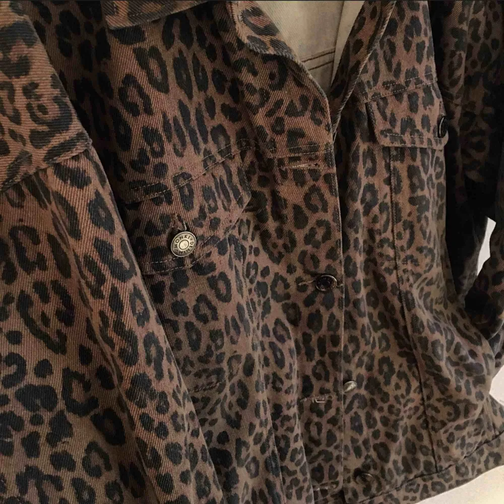 Jeansjacka i leopardmönster från Monki. Köpte för 500kr och använd några fåtal gånger. Finns i Stockholm för att mötas upp, om du vill ha den skickad så står du för frakten!✨. Jackor.