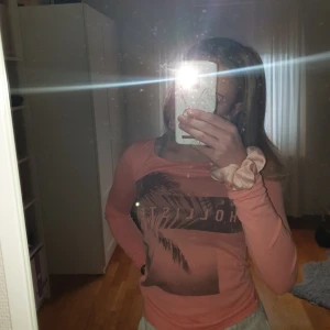  - Långärmad rosa hollister tröja i nytt skick. Har använt 1-2 gånger skriv för fler bilder eller om du vill diskutera priset ❤