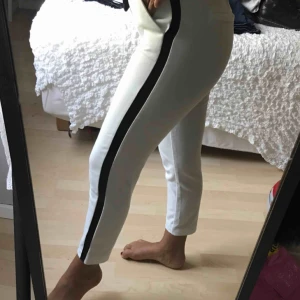  - Vita kostym byxor från zara, köpt på Plick av en annan tjej men har inte kommit till användning. Super fina