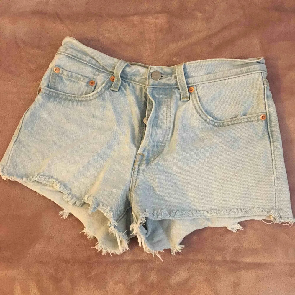 Säljer mina sparsamt använda Levi’s shorts, är osäker på vilken storlek det är men jag har vanligtvis S/M och dom sitter bra på mig. . Shorts.