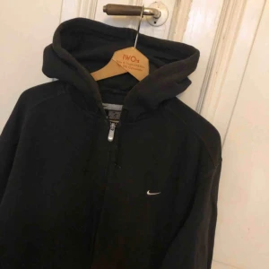  - Snyggt urtvättad hoodie från Nike i storlek large. Kan hämtas i Uppsala eller skickas mot fraktkostnad 