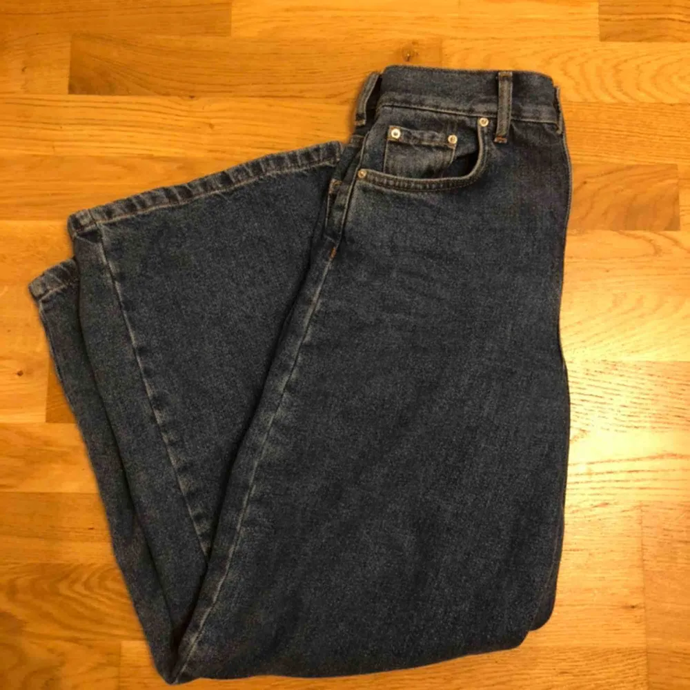 Mörkblåa wide leg jeans från PULL&BEAR använda ca 2-3 gånger. Säljer pga att dom inte kommer till användning. ( andra bilden är lånad dom är i samma modell men mörkblåa inte i den ljusa färgen)  +frakt . Jeans & Byxor.