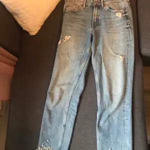 Girlfriend jeans ifrån H&M. Skulle säga att dem passar en XS