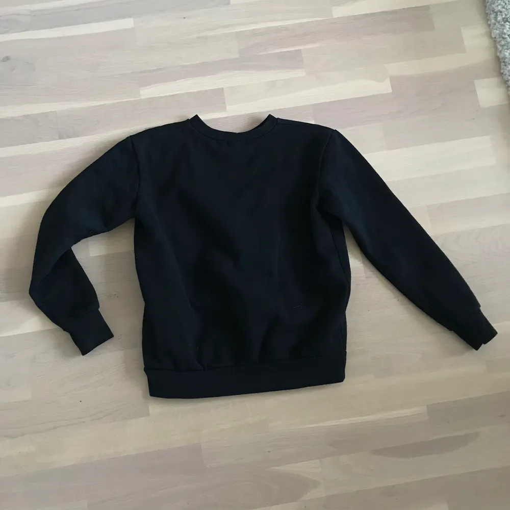 🌏FRAKT INGÅR I PRISET!🌍 Super snygg svart sweatshirt köpt från Pretty Little Thing. Knappt använd då det lagt glömt i garderoben för jag har så många sweatshirts. . Tröjor & Koftor.