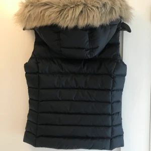 Tommy Hilfiger väst XS - Varm väst med avtagbar luva med avtagbar päls. I bra begagnat skick! Aldrig tvättad.