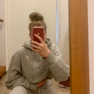 Croppad oversized champion hoodie  - Mysig Hoodie från champion köpt på Urban outfiters i New York. Helt magisk men kommer tyvärr inte till så mycket användning som den förtjänar. Storlek large men funkar för alla storlekar beroende på hur man vill att det ska sitta. Köparen står för frakt. Pris kan diskuteras😇