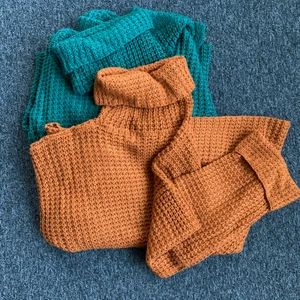 Stickat  - Två supermysiga stickade polo tröjor från NA-KD. Färgerna passar perfekt nu i höst 🍂 