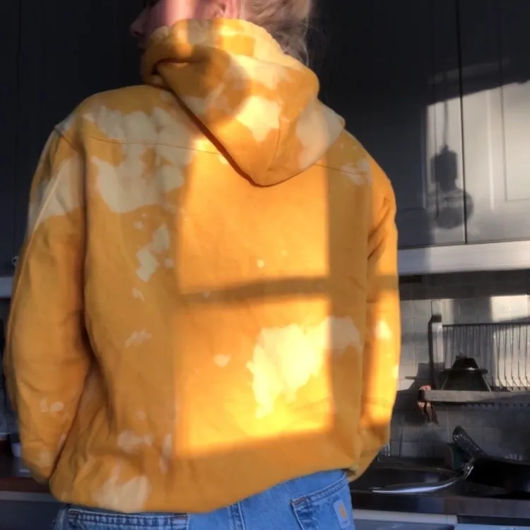 En gul hoodie från carlings som jag blekt själv. 250ink frakt!. Hoodies.