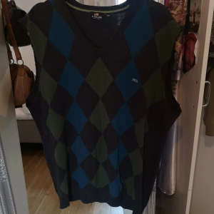 Väst - Köpt secondhand, klippte av ärmarna själv. Den är ganska stor och passar nog alla skulle jag säga 