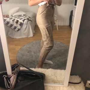 Beiga byxor - Beiga byxor. Säljes då dom är lite försmå för mig jag är en 36a i vanliga fall 🤎 Köparen står för frakt 60kr. Stolek: 36. Märke: H&M