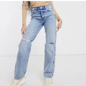 Trendiga raka jeans - Säljer dessa sjukt snygga och trendiga jeansen från other stories! Frakt ingår ej i priset, buda! 