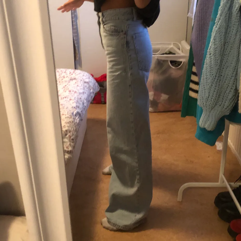 Ursnygga jeans som tyvärr inte sitter som önskat på mig, de är lite stora. Använda 1 gång ❤️ är ca 163cm och dessa är för långa. Kan tänka mig att byta mot storlek 34 🦋. Jeans & Byxor.