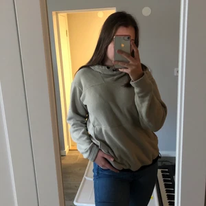 Tierra hoodie - Säljer denna perfekta hoodie till att åka skidor/snowboard med! Fräsch beige färg och är gjord av fleece, vilket gör den supermysig också🥰 är i strl L men känns inte så, utan mer en oversized M! Är sällan använd och finns inte längre att köpa! 120kr+frakt eller bud😊