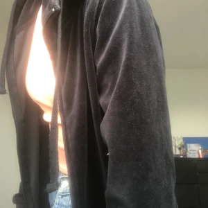 Svart huvtröja - FRAKT INGÅR INTE I PRISET!