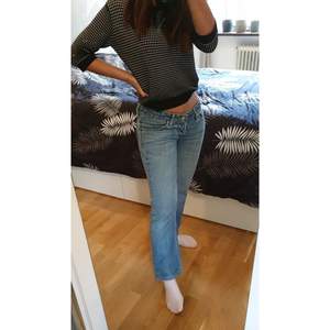 Lowwaist jeans levis längden är ca 86 cm och höften är ca 80 cm. Säljer för 300 kr ingår med frakten. 😊💞