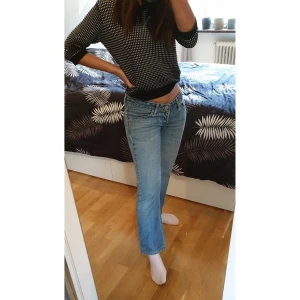 Levi's jeans  - Lowwaist jeans levis längden är ca 86 cm och höften är ca 80 cm. Säljer för 300 kr ingår med frakten. 😊💞