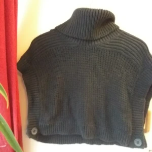  - Kofta i svart från Cubus i storlek xs/s