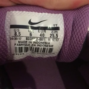 Nike sportskor  - Lila Nike sportskor med gråa snören. Ungefär två år gamla, bra passform dock inte så mjuk sula.