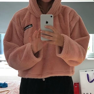 Faux fur hoodie - Rosa faux fur hoodie från Ellesse, jättefint skick! Något cropped med stor luva. Supermysig! 400kr+frakt OBS skriv bara om du verkligen tänker köpa!