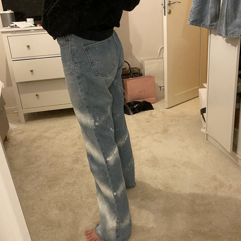 81cm i innerbenet så mät innan ni frågar!! Säljer mina skitcoola och unika jeans från dilvin jeans i storlek 36, ljusblå med vita ränder/streck. Fint skick.. Jeans & Byxor.