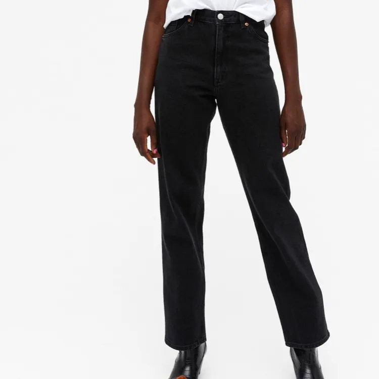 Svarta straightleg jeans, knappt använda. Sälj pga att de är förstora. Köparen står för eventuell frakt. 🌸. Jeans & Byxor.