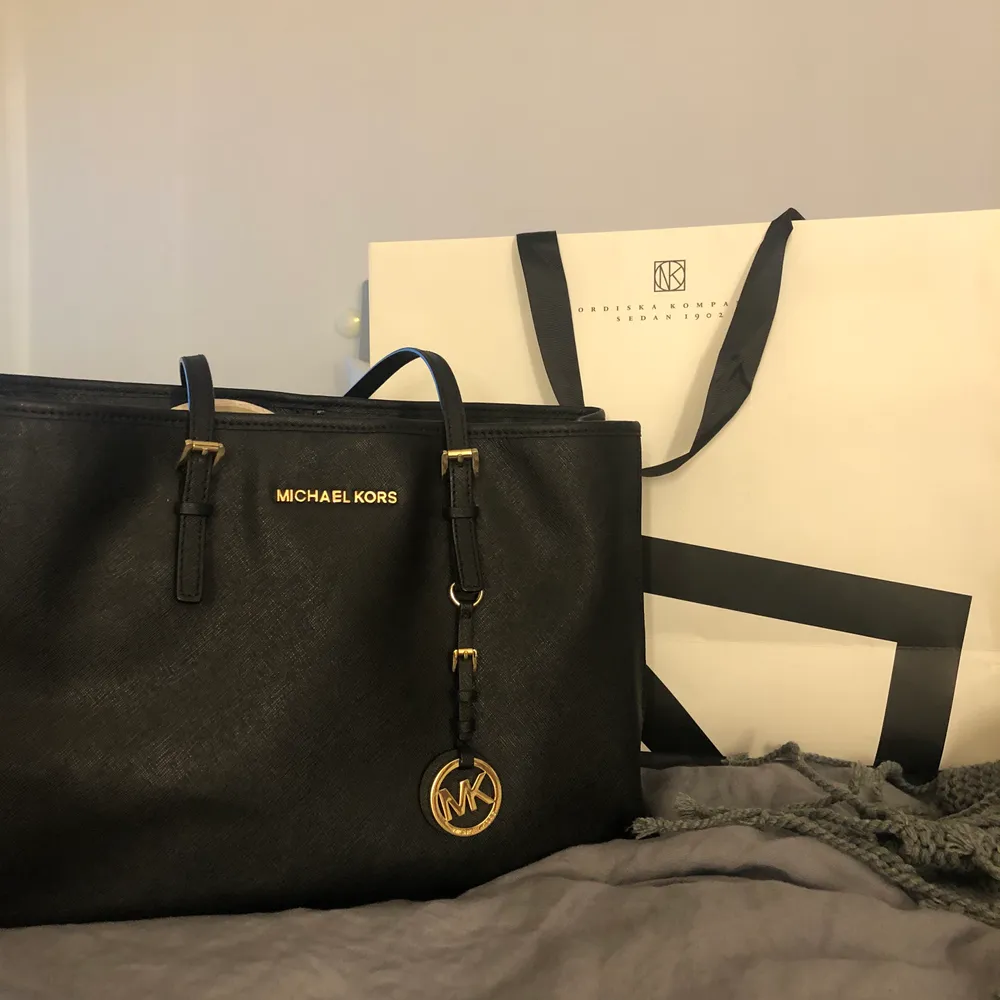 Säljer denna jättefina Michael kors väska (äkta ofc)perfekt nu att ge bort i julklapp nu när julen kommer eller att kanske behålla själv☃️😍Den är nästan aldrig använd då jag inte är den typen som använder handväska☺️köp för ca 2 år sen för ca 3500kr✨ buda!😀. Väskor.