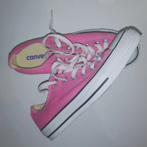 Rosa converce - Rosa låga Converse i storlek 39. Aldrig använda. Frakt tillkommer
