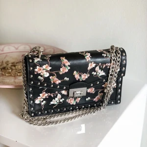 Axelväska från Mango - Axelväska med silver- och broderade detaljer. I nyskick och med reglerbart band. 