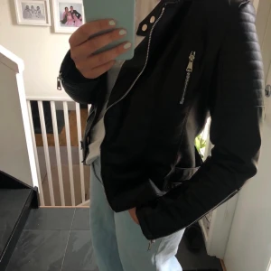 Skinnjacka  - Skinnjacka från missay. Står att det är storlek XL men skulle säga att den mer är som en L. Aldrig använd!