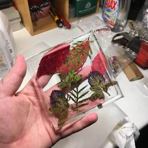 Höstig Askkopp! - Hemgjord askkopp gjord av epoxyplast (resin) med egen plockade och pressade löv och blommor samt glitter!