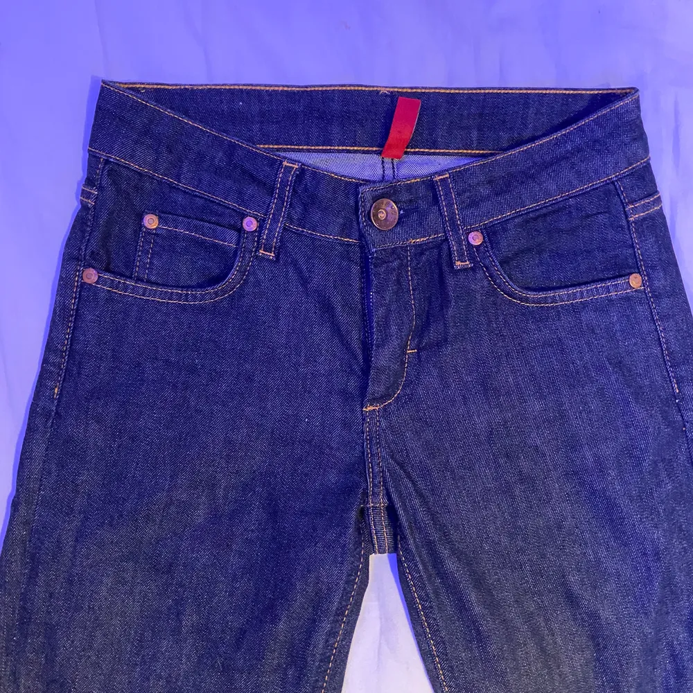 Low waisted, straightleg jeans köpta på secondhand💙. Jeans & Byxor.