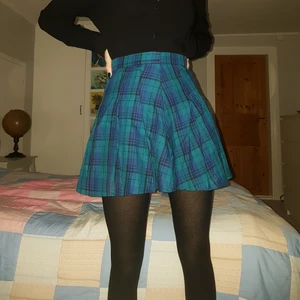 Rutig kjol - Skitsnygg rutig kjol från H&M som jag köpt second hand men tyvärr aldrig använt pga att jag är obekväm i kort kjol. I bra men använt skick