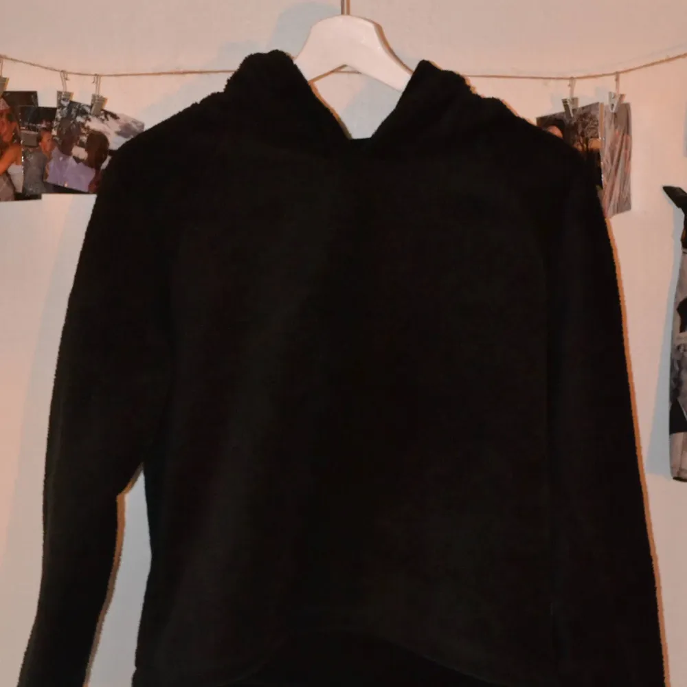 Svart hoodie med flis-material. Riktigt mysig tröja! Bra kvalite och normal i storleken. . Tröjor & Koftor.
