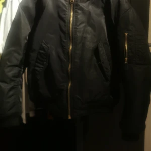 Bomber  - Säljer en sjukt fin bomberjacka i storlek Large tror jag det är eller om det är en medium, använd 2 gånger tror jag sen har den bara legat, den är varm fodrad