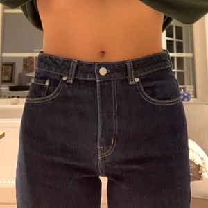 Skitsnygga weekday jeans  - Ett par mörkblåa högmidjade jeans från weekday i modellen voyage, använda ca 5 gånger. Bra skick och inga tecken på användning! 