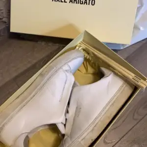 Axel Arigato skor i storlek 43 riktigt snygga vita, de är bara smuts på bilderna så dom är 9/10 skick