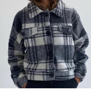 Rutig jacka  - As snygg jacka nu till vintern, jätte skön och framförallt varm!! Den är använd ca 1 gång. Frakt betalas av köparen💞💞💞