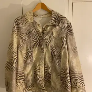 En jätte fin zebra jacka/skjorta. Den är köpt på en vintage butik men i väldigt fint skick. Jack/skjortan är ganska oversized. Vi delar på frakten 💞🦓