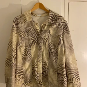 Zebra jacka  - En jätte fin zebra jacka/skjorta. Den är köpt på en vintage butik men i väldigt fint skick. Jack/skjortan är ganska oversized. Vi delar på frakten 💞🦓