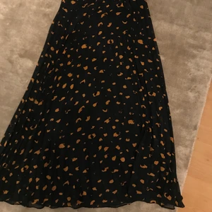 Jättefin plisserad kjol från Monki - Kjol från monki i storlek XXS, är själv en S/XS och den passade mig helt okej. Men rekommenderar hellre till en som faktiskt har XS eller XXS ❤️