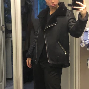 Zara jacka - Den populära svarta zara skinnjackan! Kommer inte till användning! Flera intresserade, BUDA från 250 i kommentarerna vid intresse!:)