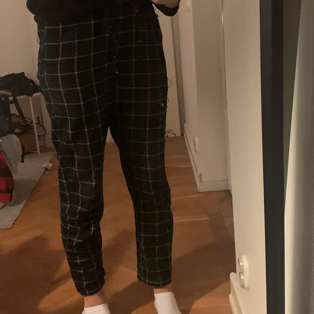 Jätte gulliga och sköna pyjamasbyxor som sitter så bra, de är köpte på herravdelningen så dem är långa i benen och stora i skrevet (super skönt) perfekt för dig som är lång (jag är 176cm). Säljer pga att jag äger 1 miljon liknande byxor 🖤🤍🖤🤍. Jeans & Byxor.